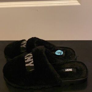 DKNY Womens Slippers size 6